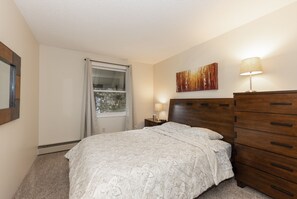 2 dormitorios, tabla de planchar con plancha, cuna de viaje