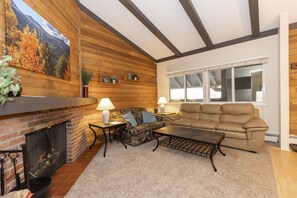 Smart TV y chimenea 