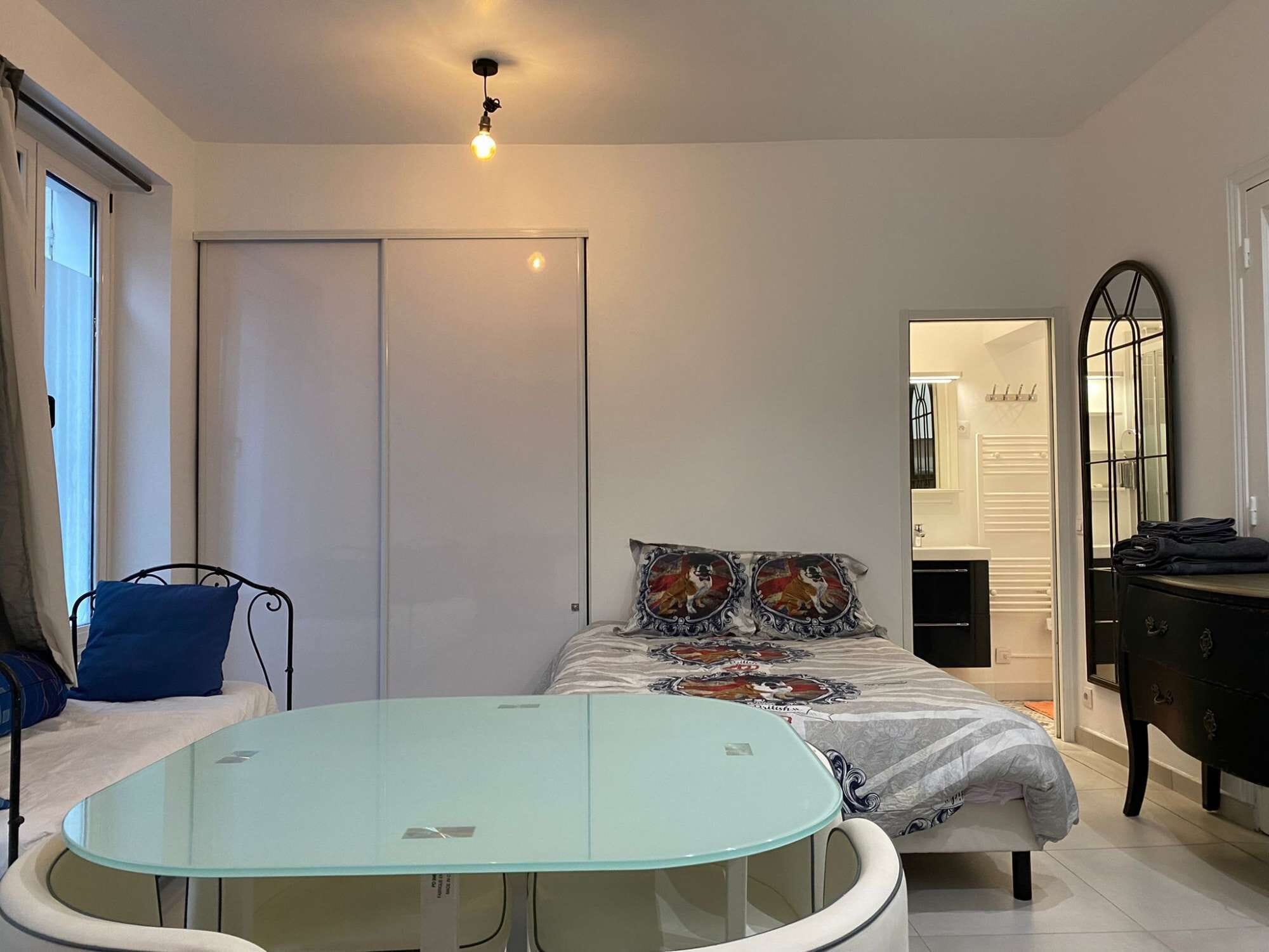 2 bedrooms, iron/ironing board, WiFi