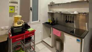 コーヒー / ティーメーカー、冷蔵庫、電子レンジ、オーブン