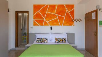 Quarto superior, sacada | Cofres nos quartos, escrivaninha, espaço de trabalho para notebook