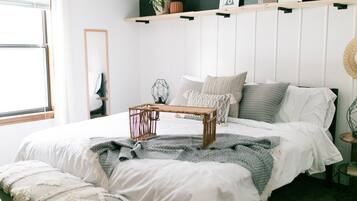 5 bedrooms, desk, iron/ironing board, travel crib