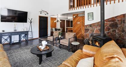 Walk to Lake Cascade/Golf | 5BR Fireplace Retreat
