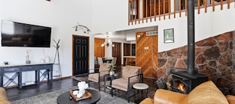 Walk to Lake Cascade/Golf | 5BR Fireplace Retreat