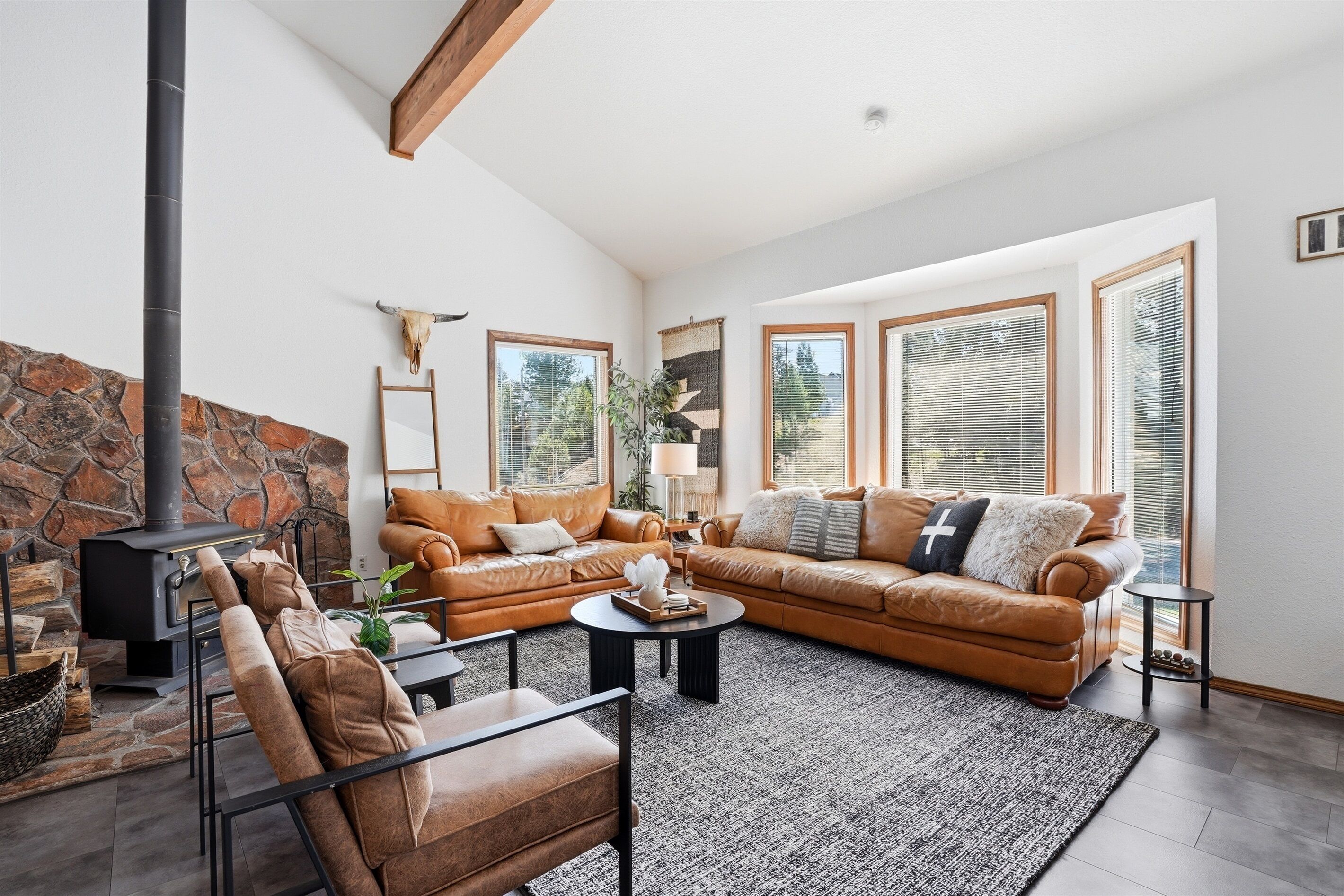 Smart-TV, Kamin, Videospiele, DVD-Player