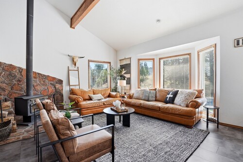 Walk to Lake Cascade/Golf | 5BR Fireplace Retreat