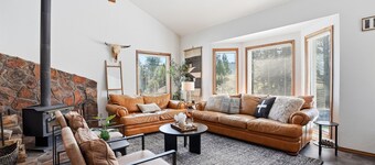Walk to Lake Cascade/Golf | 5BR Fireplace Retreat