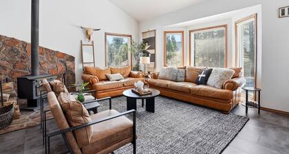 Walk to Lake Cascade/Golf | 5BR Fireplace Retreat