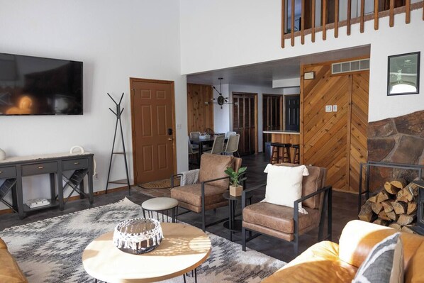 Smart-TV, Kamin, Videospiele, DVD-Player