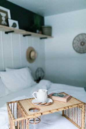 5 dormitorios, escritorio, tabla de planchar con plancha y cuna de viaje