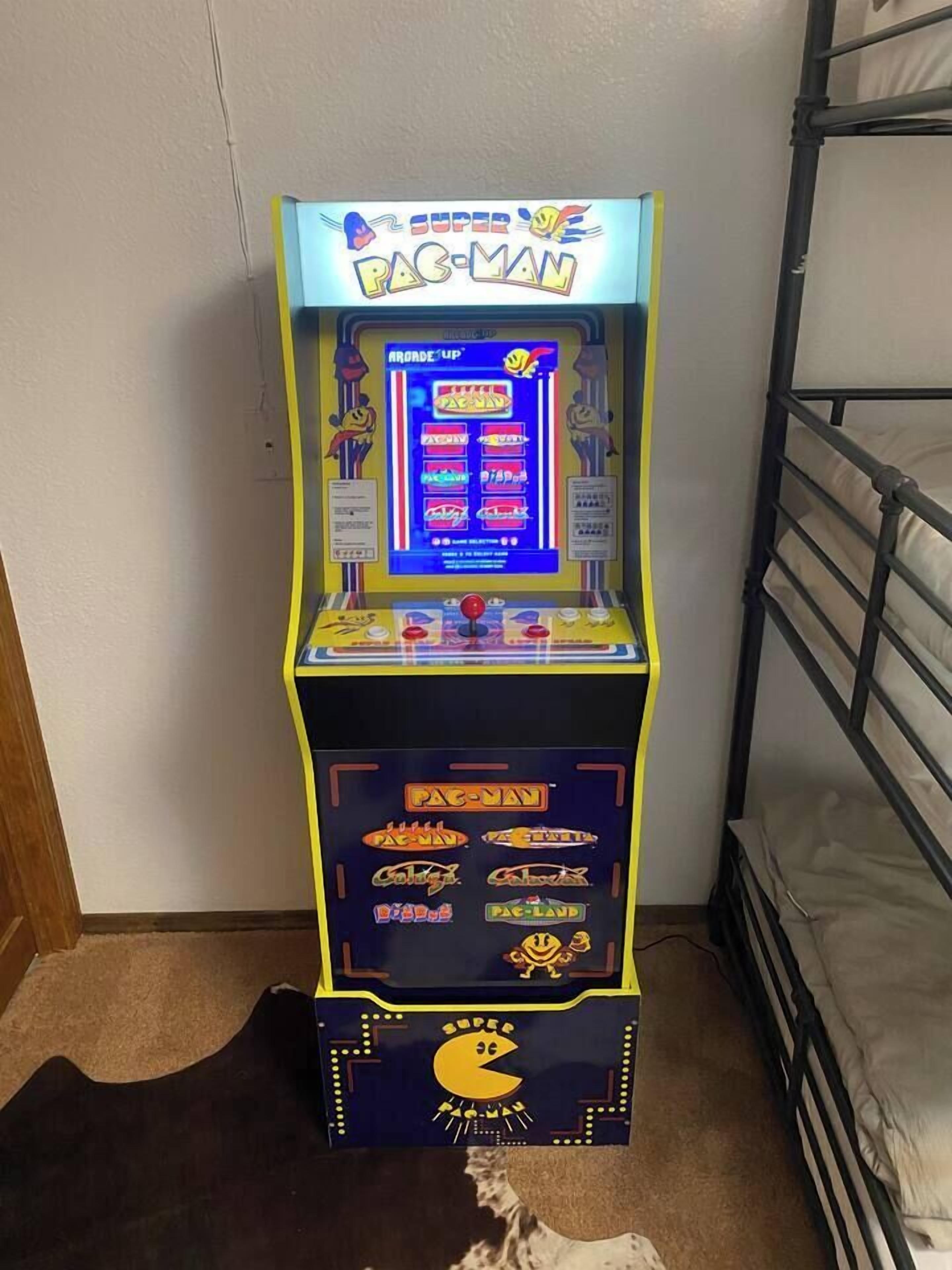 5 bedrooms, desk, iron/ironing board, travel crib