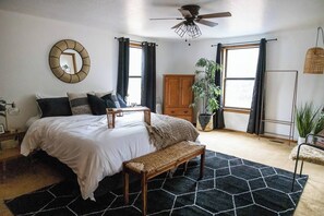 5 slaapkamers, een bureau, een strijkplank/strijkijzer, reisbedje