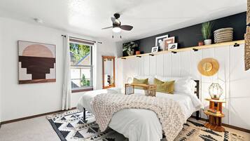 5 Schlafzimmer, Schreibtisch, Bügeleisen/Bügelbrett, Reisekinderbett