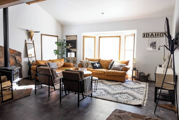 Smart-tv, een open haard, videospelletjes en een dvd-speler