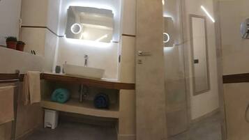 Suihku, hiustenkuivaaja, bidee, pyyhkeet