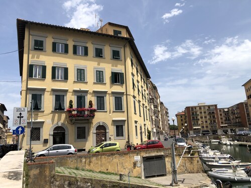 Restaured apartment with 3 bedrooms in a palazzo next to the port and downtown 