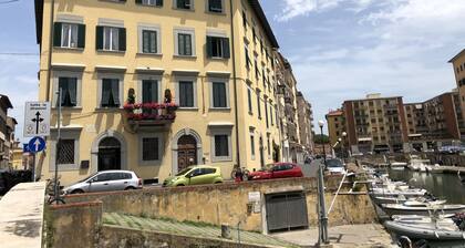 Restaured apartment with 3 bedrooms in a palazzo next to the port and downtown