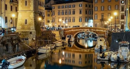 Restaured apartment with 3 bedrooms in a palazzo next to the port and downtown