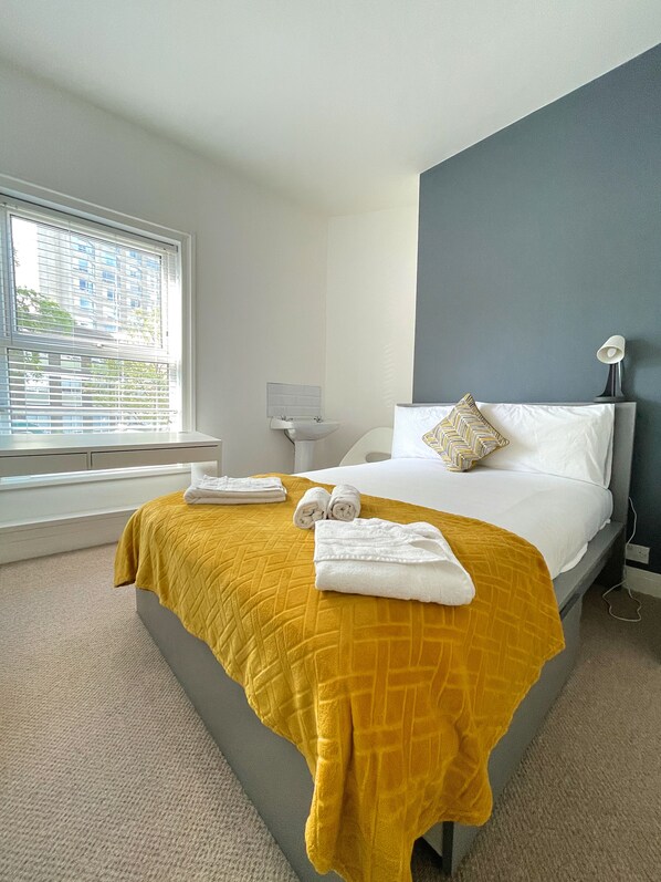 City House | 6 bedrooms, iron/ironing board, free WiFi - Spacious 6BR Home with Parking (Sheffield)