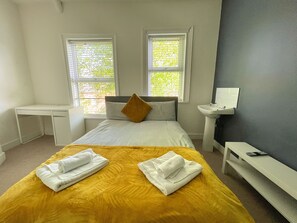 City House | 6 bedrooms, iron/ironing board, free WiFi - Spacious 6BR Home with Parking (Sheffield)