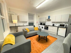 City House | Living area - Spacious 6BR Home with Parking (Sheffield)