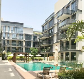 Una piscina al aire libre, una piscina climatizada