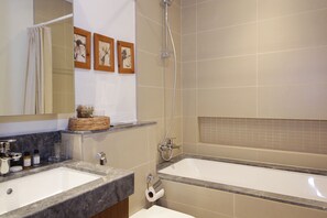 Apartemen Deluks | Kamar mandi