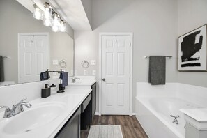 Combined shower/tub, hair dryer, towels, soap - Gated Golf Course Home Near Cinco Ranch – Perfect for Remodels or Relocations! (Katy)