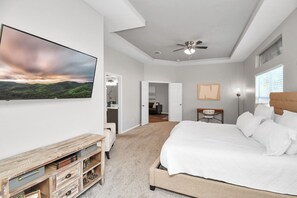 3 bedrooms, desk, iron/ironing board, travel crib - Gated Golf Course Home Near Cinco Ranch – Perfect for Remodels or Relocations! (Katy)