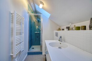 Dusche, Haartrockner, Handtücher, Seife