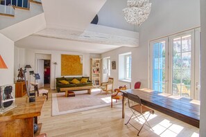 Smart TV, fireplace, books