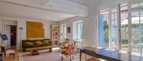 Een smart-tv, een open haard en boeken