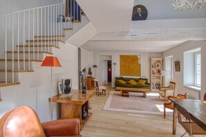 TV connectée, cheminée, livres