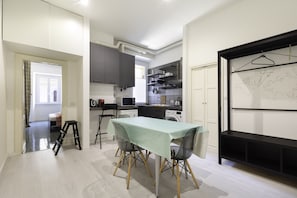 Kühlschrank, Mikrowelle, Herdplatte, Wasserkocher mit Kaffee-/Teezubehör