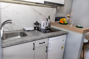 Frigobar, placa de cocina, tetera/pava eléctrica, tostadora