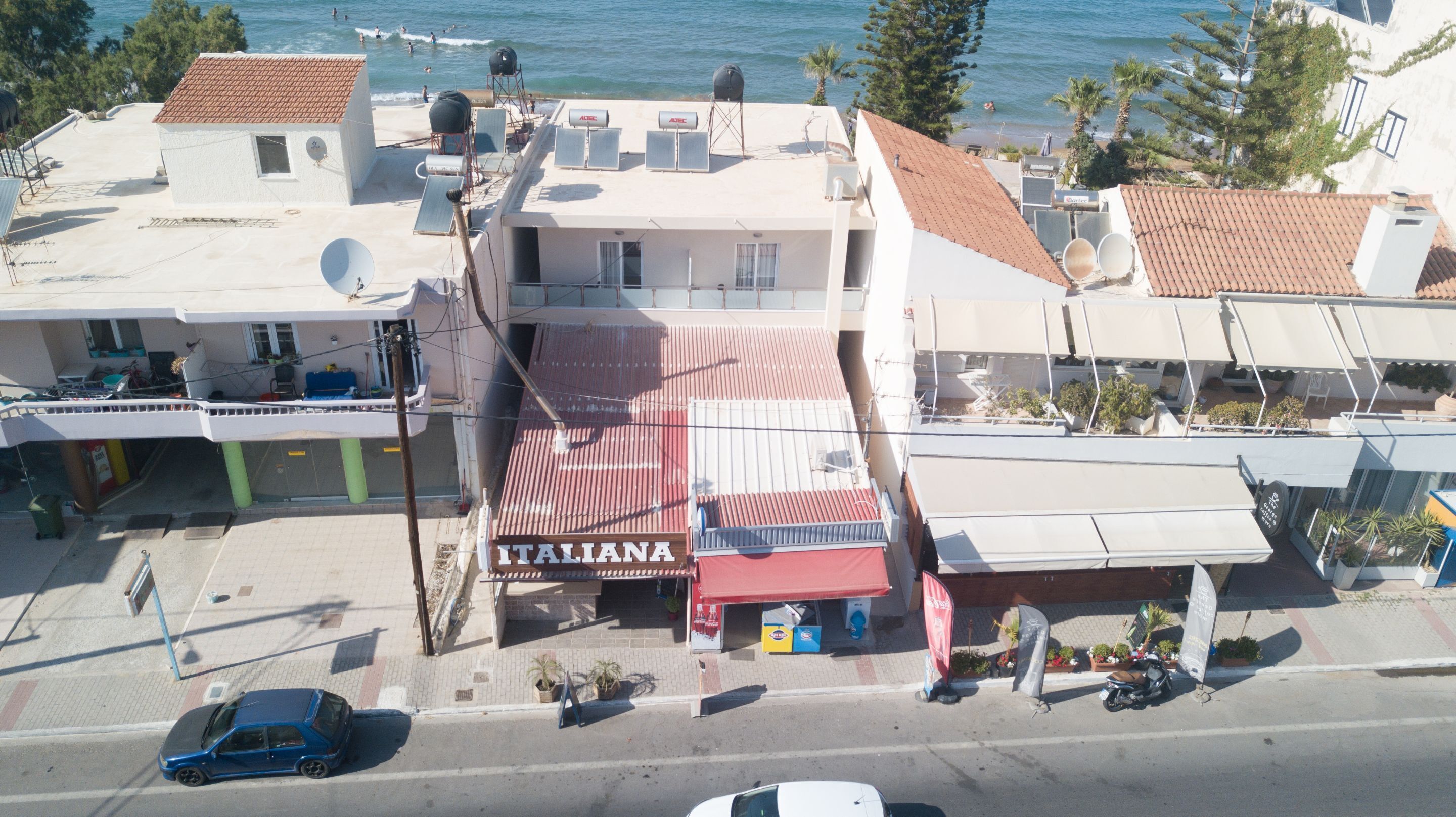 Vista frontal de la propiedad