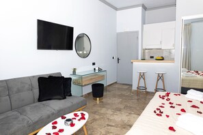 Familie studio, uitzicht op zee | Woonruimte | Een 32-inch smart-tv met digitale zenders, televisie en Netflix