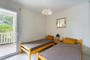 3 chambres, fer et planche Ă  repasser