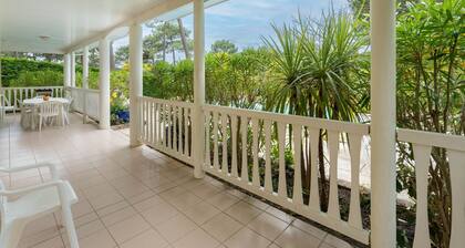 Swimming pool villa for 8 in Lacanau