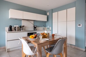 Een koelkast, een microgolfoven, een oven, een vaatwasser