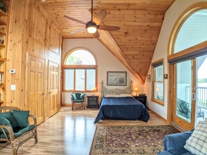 4 bedrooms, desk, iron/ironing board, WiFi