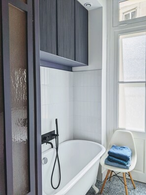 Baignoire, serviettes fournies, savon, papier toilette