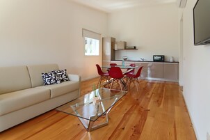 Appartement supérieur | Aire de séjour | Téléviseur à DEL de 32 po avec télévision par câble, téléviseur