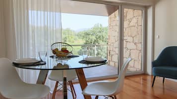Studio Suite | Living area | 32-inch LED TV with cable channels, TV