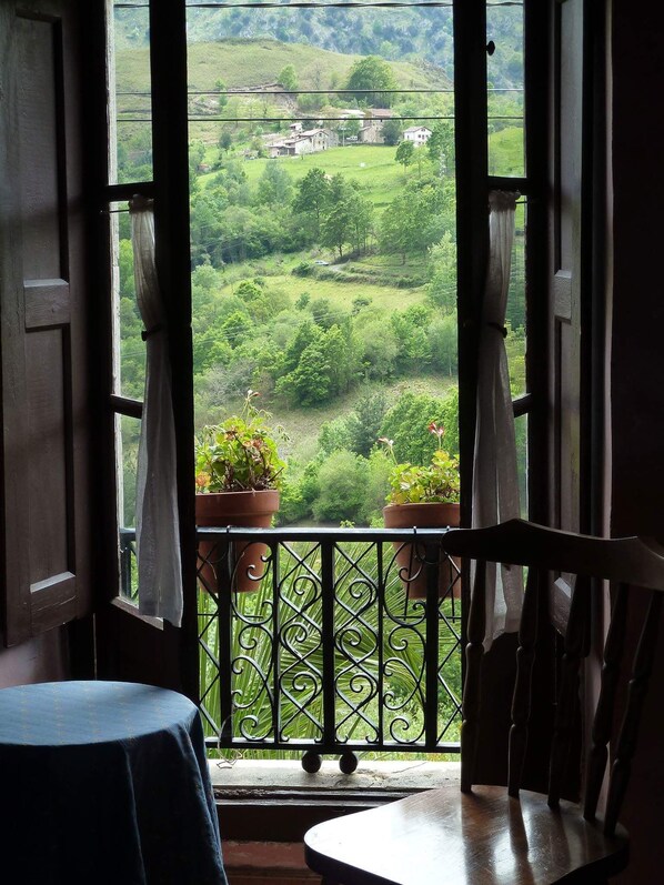 Interior - La Valleja getaway for groups seeking serenity and natural beauty of Picos (Ruenes)