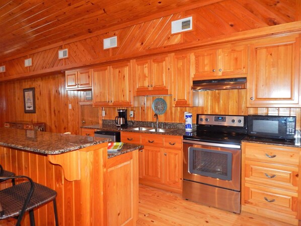 House, 4 Bedrooms | Private kitchen