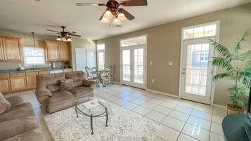 House, 3 Bedrooms | Living room