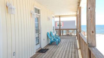 House, 3 Bedrooms | Balcony