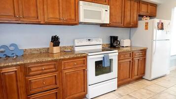 House, 5 Bedrooms | Private kitchen