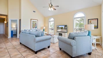 House, 4 Bedrooms | Living room